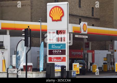 Londra, Regno Unito. 1 aprile 2026. Visione generale del cartello in una stazione Shell che mostra l'aumento dei prezzi della benzina e del diesel, mentre i prezzi del carburante nel Regno Unito continuano ad aumentare a causa della guerra USA e israeliana contro l'Iran. Credito: SOPA Images Limited/Alamy Live News Foto Stock