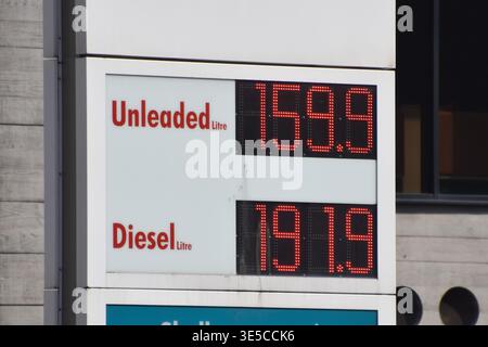 Londra, Regno Unito. 1 aprile 2026. Visione generale del cartello in una stazione Shell che mostra l'aumento dei prezzi della benzina e del diesel, mentre i prezzi del carburante nel Regno Unito continuano ad aumentare a causa della guerra USA e israeliana contro l'Iran. Credito: SOPA Images Limited/Alamy Live News Foto Stock