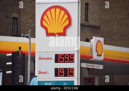 Londra, Regno Unito. 1 aprile 2026. Visione generale del cartello in una stazione Shell che mostra l'aumento dei prezzi della benzina e del diesel, mentre i prezzi del carburante nel Regno Unito continuano ad aumentare a causa della guerra USA e israeliana contro l'Iran. Credito: SOPA Images Limited/Alamy Live News Foto Stock