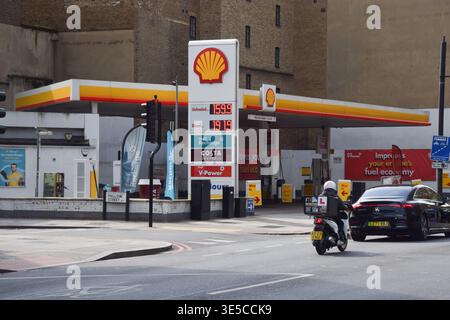 Londra, Regno Unito. 1 aprile 2026. Visione generale del cartello in una stazione Shell che mostra l'aumento dei prezzi della benzina e del diesel, mentre i prezzi del carburante nel Regno Unito continuano ad aumentare a causa della guerra USA e israeliana contro l'Iran. Credito: SOPA Images Limited/Alamy Live News Foto Stock
