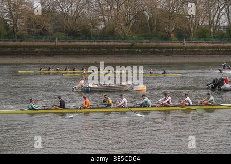 1 aprile 2026 l'equipaggio femminile dell'Università di Oxford si sta allenando in vista della 80a gara di barche dell'Università contro Cambridge Foto Stock
