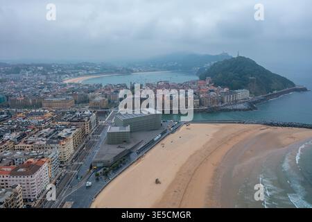 San Sebastian Spagna - 17 agosto 2025: Veduta aerea degli edifici storici di San Sebastian, spiaggia e porto in un giorno coperto in Spagna Foto Stock