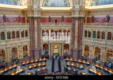 Washington D.C. - 19 marzo 2025: Interno della sala di lettura della Library of Congress persone che guardano in AWE Washington D.C. Foto Stock