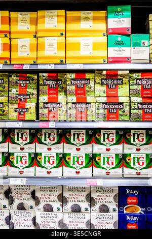 Londra Regno Unito, 01 aprile 2026, Selezione di popolari sacchetti di tè per bevande rinfrescanti del supermercato del Regno Unito Foto Stock