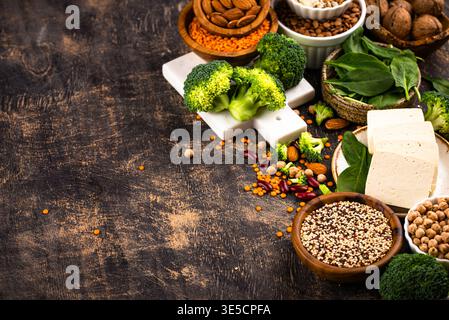 Asortazione di prodotti proteici vegani a base vegetale Foto Stock