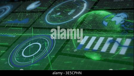 Visualizzazione del globo verde olografico che si sposta con il mouse sul lato destro della console di controllo, con anelli radar Foto Stock