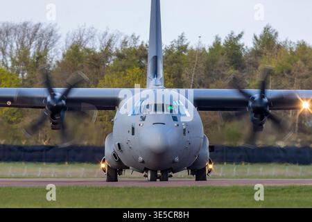 L'USAF Lockheed C-130 Hercules arriva alla RAF Fairford dalla Aviano Air Force base per far cadere Cargo dalla RAF Fairford, Fairford, Gloucestershire, Regno Unito 30.03.26 Foto Stock