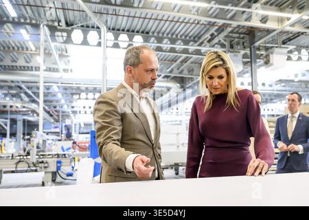 Hoogeveen, Paesi Bassi, 2026-04-01 12:36:46 HOOGEVEEN, 01-04-2026, Vepa Queen Máxima visita l'associazione Circulair Groningen Drenthe. L'associazione è composta da quasi duecento aziende e organizzazioni che investono nella transizione verso un'economia circolare nei Paesi Bassi settentrionali. La visita di lavoro inizia a Hoogeveen presso Vepa, un produttore di mobili per ufficio sostenibili. FOTO: NLBeeld/Patrick van Emst crediti: NL Beeld / Patrick van Emst Foto Stock