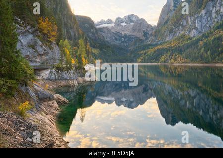 Gosausee (lago Gosau) nei Monti Dachstein, Gossau-Mittertal, Salzkammergut, Austria Foto Stock