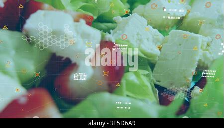 Esposizione di un'insalata in studio, con lattuga, pomodori ciliegini, feta sbriciolata e grafica HUD Foto Stock