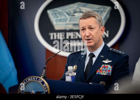 Washington, Stati Uniti d'America. 31 marzo 2026. Washington, Stati Uniti d'America. 31 marzo 2026. Il presidente del Joint Chiefs of staff degli Stati Uniti, generale Dan Caine, risponde a una domanda dei giornalisti durante un briefing stampa per discutere dell'operazione Epic Fury al Pentagono, 31 marzo 2026, a Washington, DC il Pentagono ha bandito i fotografi dai briefing, consentendo solo immagini rilasciate ufficialmente. Crediti: Benjamin Applebaum/DOD Photo/Alamy Live News Foto Stock