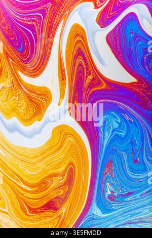 Primo piano su una bolla di sapone con forme astratte casuali e colori per lo sfondo Foto Stock