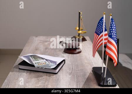 Bandiere americane e martelletto legale sulla scrivania dell'ufficio Foto Stock