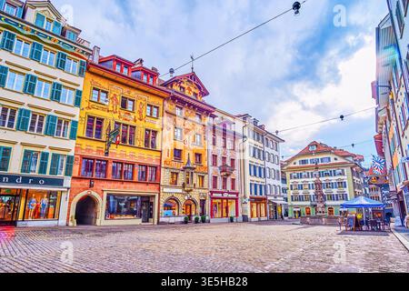 LUCERNA, SVIZZERA - 30 MARZO 2022: Godetevi una piacevole passeggiata serale lungo piazza Weinmarkt, il 30 marzo a Lucerna, Svizzera Foto Stock