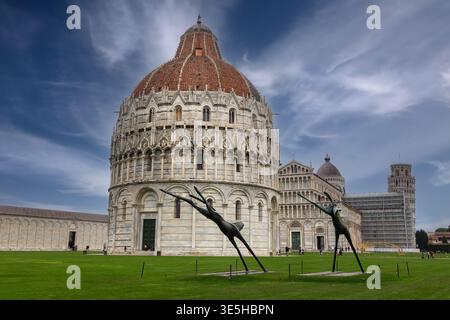 Cavalli volanti Scultura Battistero di San Giovanni Piazza dei Miracoli e Giardino paesaggistico della Torre Pendente. Pisa, Toscana Italia Foto Stock