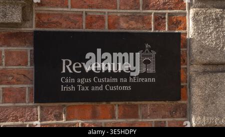 Dublino, Dublino, Irlanda - 1° aprile 2026: Segnaletica dei commissari delle entrate presso il castello di Dublino, imposte sulle entrate e dogane del governo irlandese Foto Stock