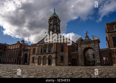 Dublino, Dublino, Irlanda - 1 aprile 2026: Cortile del castello di Dublino e torre dell'orologio, tassa sulle entrate e dogane del governo irlandese Foto Stock