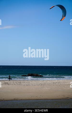 Kitesurfer in azione nello stretto di Gibilterra tra Europa e Africa. Foto Stock