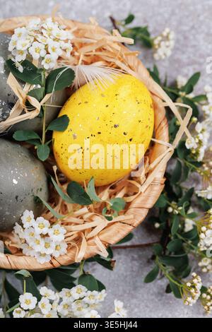 Uova di Pasqua con fiori da vicino la decorazione primaverile Foto Stock