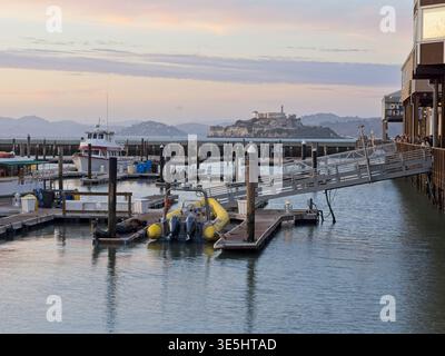 Vista sul molo 39 dell'isola di Alcatraz nella baia di San Francisco al tramonto Foto Stock