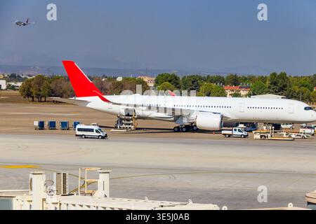 Aeroporto affollato con aerei e veicoli di servizio ad Antalya, Turchia Foto Stock