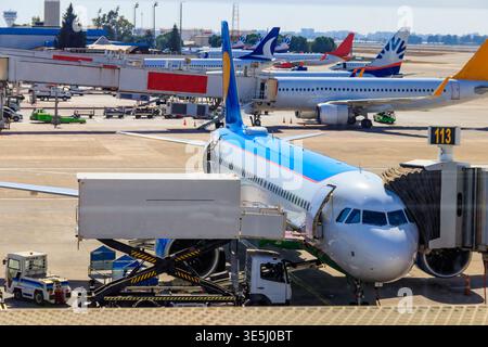 Aeroporto affollato con aerei e veicoli di servizio ad Antalya, Turchia Foto Stock