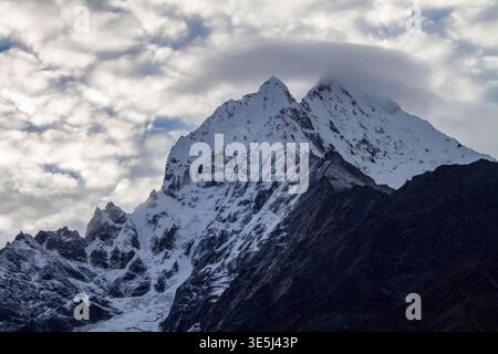La spettacolare vetta dell'Himalaya innevata si innalza sopra le nuvole vicino al Namche Bazaar, nella regione di Khumbu in Nepal. Foto Stock