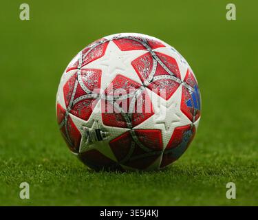 Londra, Regno Unito. 1 aprile 2026. LONDRA, INGHILTERRA - 1 APRILE: Il pallone della partita durante il match di secondo livello della UEFA Women Champions League 2025/26 tra Chelsea e Arsenal allo Stamford Bridge il 1° aprile 2026 a Londra, Inghilterra. Credito: SPP Sport Press Photo. /Alamy Live News Foto Stock