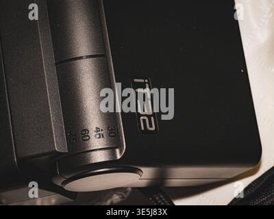 Macro di un flash Godox con contrassegno "IT32" e scala di messa a fuoco, inclinata per un primo piano dettagliato delle impostazioni dell'apparecchiatura Foto Stock