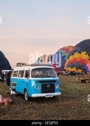 Le colorate mongolfiere che si innalzano all'alba durante un vivace festival, creando una scena magica piena di avventura, viaggi e festeggiamenti. Foto Stock