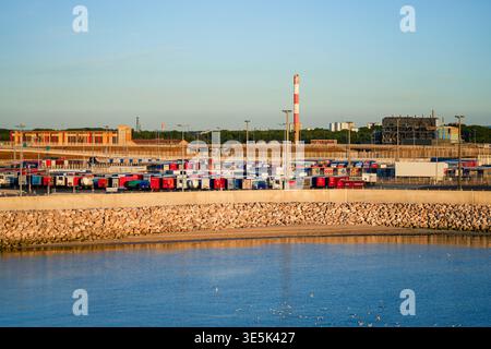 Parcheggio per camion e infrastrutture portuali industriali presso il porto di Calais sulla costa della Manica in Francia Foto Stock