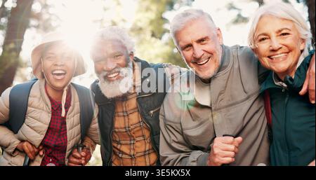 Persone anziane, ritratti ed escursioni con gli amici nella natura per avventure, bagliori e ridere in vacanza. Attività all'aperto, zaino in spalla e gruppo senior con umorismo Foto Stock