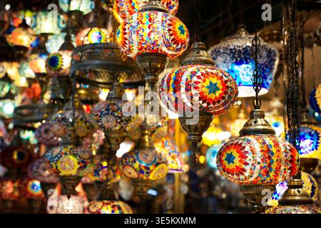 Colorate lanterne a mosaico turco appese nel Grand Bazaar, Istanbul, Turchia Foto Stock