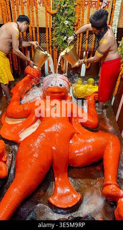 Prayagraj, Uttar Pradesh, India. 2 aprile 2026. Prayagraj: Mahant di Shri Bade Tempio Hanuman ji 'Balbir giri ji Maharaj' insieme al sacerdote eseguono rituali in occasione di Hanuman jayanti al tempio Bade Hanuman ji, a Prayagraj giovedì 2 aprile 2026. (Credit Image: © Prabhat Kumar Verma/ZUMA Press Wire) SOLO PER USO EDITORIALE! Non per USO commerciale! Foto Stock