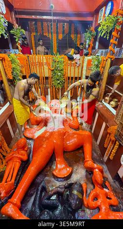 Prayagraj, Uttar Pradesh, India. 2 aprile 2026. Prayagraj: Mahant di Shri Bade Tempio Hanuman ji 'Balbir giri ji Maharaj' insieme al sacerdote eseguono rituali in occasione di Hanuman jayanti al tempio Bade Hanuman ji, a Prayagraj giovedì 2 aprile 2026. (Credit Image: © Prabhat Kumar Verma/ZUMA Press Wire) SOLO PER USO EDITORIALE! Non per USO commerciale! Foto Stock