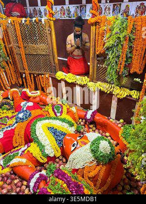 Prayagraj, Uttar Pradesh, India. 2 aprile 2026. Prayagraj: Mahant di Shri Bade Tempio Hanuman ji 'Balbir giri ji Maharaj' insieme al sacerdote eseguono rituali in occasione di Hanuman jayanti al tempio Bade Hanuman ji, a Prayagraj giovedì 2 aprile 2026. (Credit Image: © Prabhat Kumar Verma/ZUMA Press Wire) SOLO PER USO EDITORIALE! Non per USO commerciale! Foto Stock