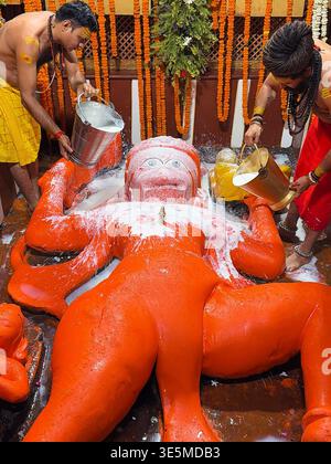 Prayagraj, Uttar Pradesh, India. 2 aprile 2026. Prayagraj: Mahant di Shri Bade Tempio Hanuman ji 'Balbir giri ji Maharaj' insieme al sacerdote eseguono rituali in occasione di Hanuman jayanti al tempio Bade Hanuman ji, a Prayagraj giovedì 2 aprile 2026. (Credit Image: © Prabhat Kumar Verma/ZUMA Press Wire) SOLO PER USO EDITORIALE! Non per USO commerciale! Foto Stock