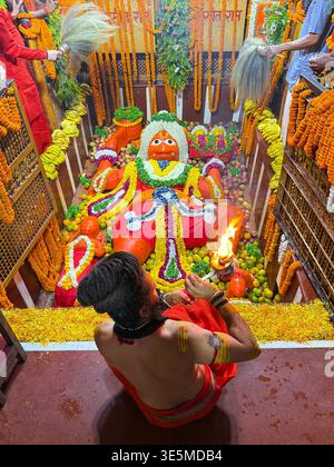 Prayagraj, Uttar Pradesh, India. 2 aprile 2026. Prayagraj: Mahant di Shri Bade Tempio Hanuman ji 'Balbir giri ji Maharaj' insieme al sacerdote eseguono rituali in occasione di Hanuman jayanti al tempio Bade Hanuman ji, a Prayagraj giovedì 2 aprile 2026. (Credit Image: © Prabhat Kumar Verma/ZUMA Press Wire) SOLO PER USO EDITORIALE! Non per USO commerciale! Foto Stock