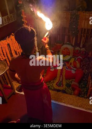 Prayagraj, Uttar Pradesh, India. 2 aprile 2026. Prayagraj: Mahant di Shri Bade Tempio Hanuman ji 'Balbir giri ji Maharaj' insieme al sacerdote eseguono rituali in occasione di Hanuman jayanti al tempio Bade Hanuman ji, a Prayagraj giovedì 2 aprile 2026. (Credit Image: © Prabhat Kumar Verma/ZUMA Press Wire) SOLO PER USO EDITORIALE! Non per USO commerciale! Foto Stock