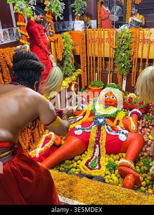 Prayagraj, Uttar Pradesh, India. 2 aprile 2026. Prayagraj: Mahant di Shri Bade Tempio Hanuman ji 'Balbir giri ji Maharaj' insieme al sacerdote eseguono rituali in occasione di Hanuman jayanti al tempio Bade Hanuman ji, a Prayagraj giovedì 2 aprile 2026. (Credit Image: © Prabhat Kumar Verma/ZUMA Press Wire) SOLO PER USO EDITORIALE! Non per USO commerciale! Foto Stock