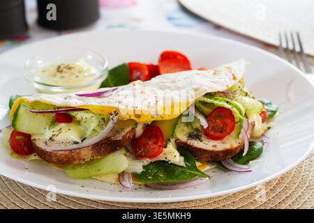 Wrap di pollo sano con verdure fresche su piatto bianco Foto Stock