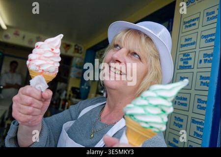 Vendita di gelati a Sheringham, Norfolk, Regno Unito Foto Stock