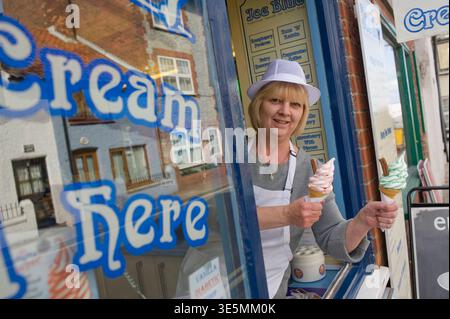 Vendita di gelati a Sheringham, Norfolk, Regno Unito Foto Stock