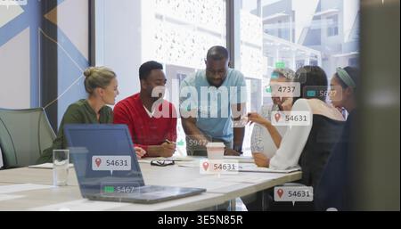 Revisione di un team di sei persone appoggiato al tavolo in ufficio, indossando abiti da lavoro, sovrapposizioni dell'interfaccia utente del laptop Foto Stock