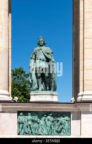 Statua del re Luigi i d'Ungheria al Millennium Monument sulla Piazza degli Eroi a Budapest, Ungheria, l'8 maggio 2023 Foto Stock