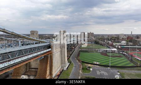 Vista aerea del maestoso Ben Franklin Bridge che si estende attraverso la cornice, giustapposto al paesaggio urbano e al campo da baseball di Philadelphia, Pennsy Foto Stock