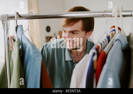 Uomo adulto che sfoglia il portapacchi per affari di rivendita online Foto Stock