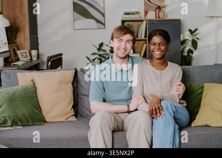 Ritratto di diverse coppie adulte sedute insieme per la campagna Home Life Foto Stock