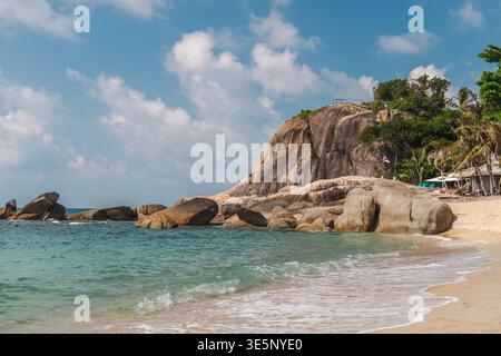 Spiaggia di sabbia tropicale con acqua turchese e grandi rocce di granito a Lamai Beach Koh Samui Thailandia Foto Stock