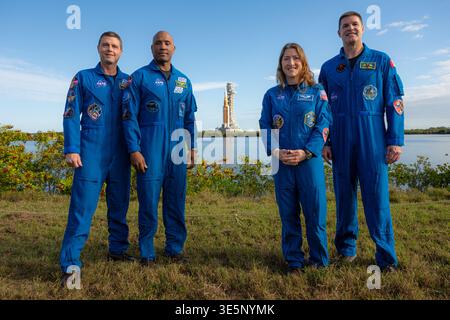 Astronauti della NASA Reid Wiseman, comandante di Artemis II; Victor Glover, pilota di Artemis II; Christina Koch, specialista di missione Artemis II; e l'astronauta CSA (Canadian Space Agency) Jeremy Hansen, specialista di missione Artemis II, posano per una fotografia del razzo Artemis II SLS (Space Launch System) della NASA e della navicella Orion atterrano al Launch Complex 39B, sabato 17 gennaio 2026, al Kennedy Space Center della NASA in Florida. NASA Foto Stock